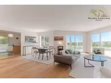 belle maison familliale dans laquelle la vue devient un art