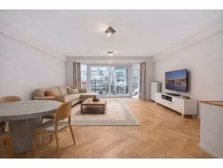 spacieux appartement 2 chambres à vendre au cœur de knokke!