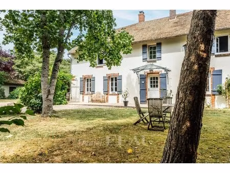belle bâtisse en pierres sur un parc de près de 5000m²