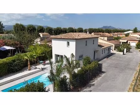 spacieuse maison 4 chambres avec piscine et prestations modernes