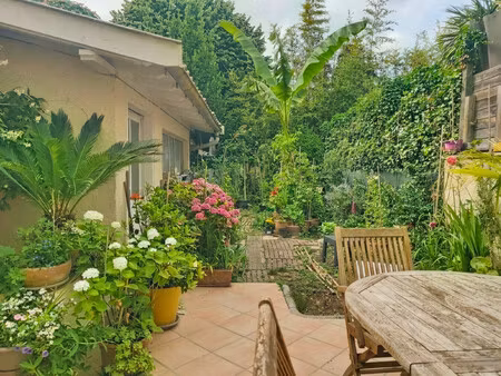 maison individuelle avec un étage  des combles et un jardin.
