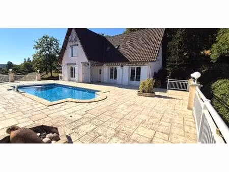 belle propriété contemporaine ou superbe villa de 166 m² entièrement rénovée avec sa pisci