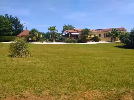 belle maison indépendante orientée plein sud avec 4 chambres  piscine et jardins paysagers