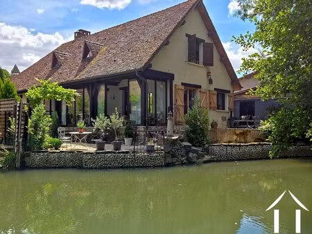 charing riverside house dans la ville médiévale