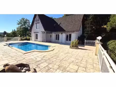 belle propriété contemporaine ou superbe villa de 166 m² entièrement rénovée avec sa pisci