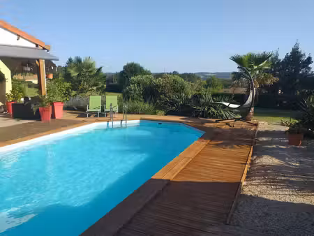 belle maison indépendante orientée plein sud avec 4 chambres  piscine et jardins paysagers