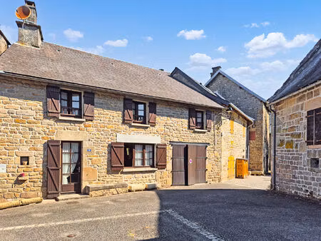 corrèze. saint-augustin. maison en pierre avec 4 chambres  garage et jardin à l'arrière.