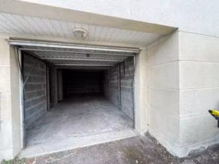 location garage box et parking à bégrolles-en-mauges (49122) : à louer / 30m² bégrolles-en
