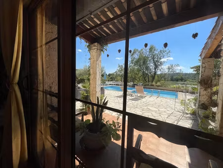 location meublée maison 5 pièces 88 m² à cotignac (83570)  1 650 €
