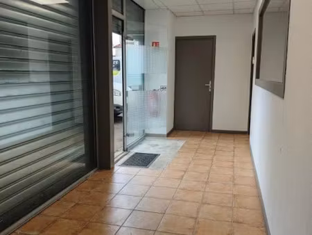location locaux professionnels 70 m² à saint-astier (24110)  nan €