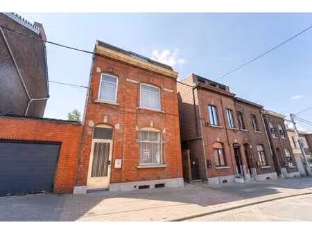 spacieuse maison 3 façades avec jardin et vaste parking