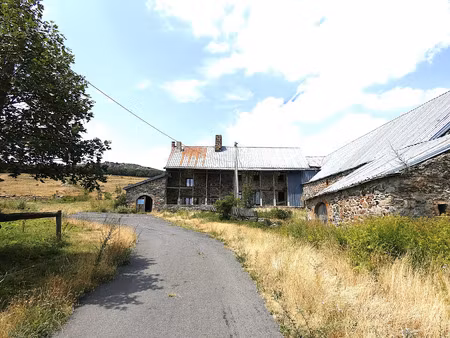 (1460 m²) ancienne ferme avec vue sur le mont gerbier de jonc et 23 hectares.