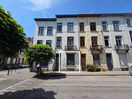 entre le square ambiorix et la place des chasseurs ardennais