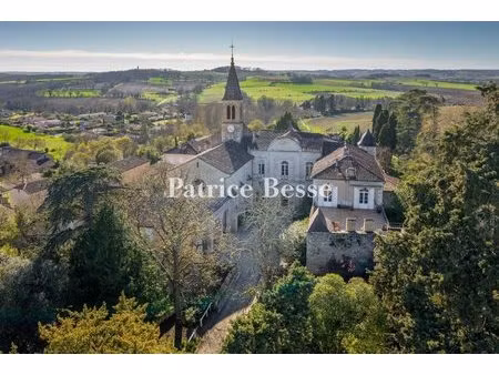 dans le gers  à proximité d'une cité historique  un château inscrit mh  ses dépendances et