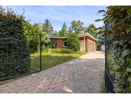 te renoveren  alleenstaande laagbouwwoning met 3 slaapkam...