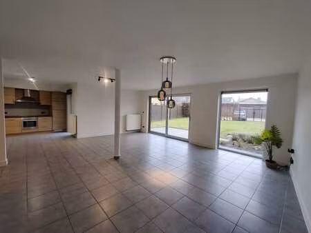 gelijkvloers appartement met tuin en garage.