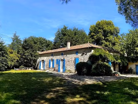 magnifique moulin en pierre du xvie siècle dans un cadre bucolique