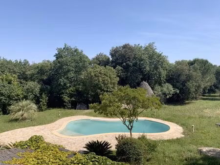 a 3 km d'uzès  belle bastide sur 4200 m2 de terrain avec piscine.