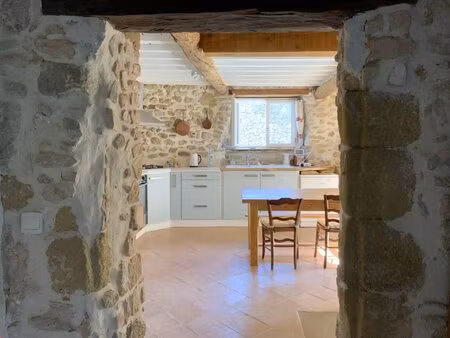 charmante maison de village en pierres avec terrasse.