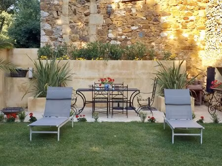 charmante maison en pierre avec jardin et piscine.