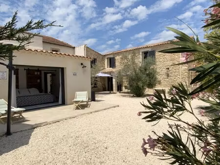 mas provençal avec piscine  jardin et vue sur les vignes.