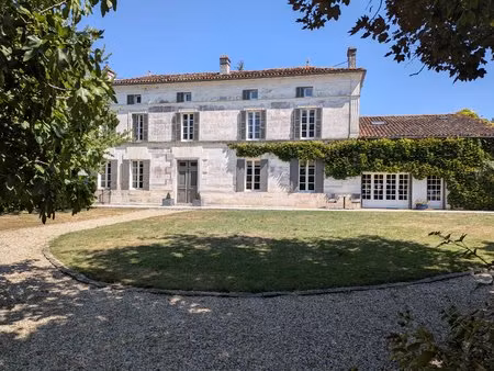 élégante maison de maître  deux maisons d'amis et une superbe piscine !