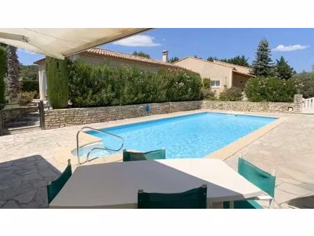 villa de plain pied sur un terrain de 2300 m2 avec piscine.