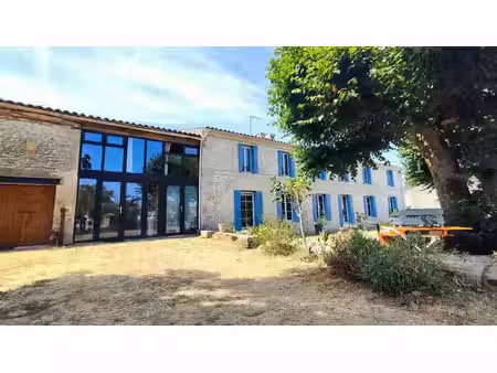 charentaise de 220 m2  5 chambres  dépendance  possibilité de gîte ou espace pro...