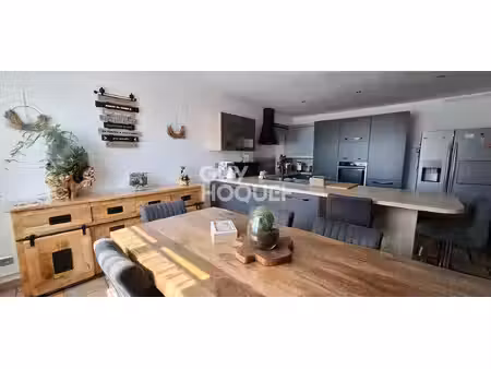 maison mitoyenne de 192m² entièrement rénovée avec terrain de loisir au bord de l'eau
