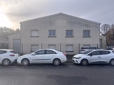 location local d'activités 994 m²