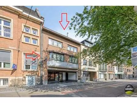 geheel van duplex en verhuurd handelsgelijkvloers in cen...