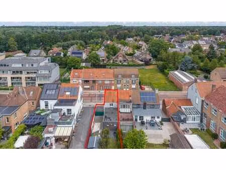 zeer goed gelegen halfopen woning met zonnige tuin met ta...