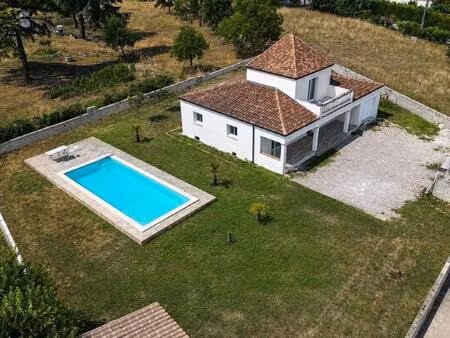 maison avec vue dégagée et piscine