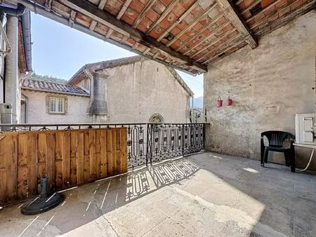 une grande maison familiale entièrement rénovée  avec terrasses  garage et de beaux volume