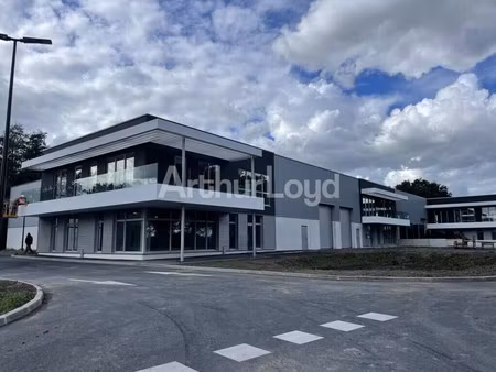 location local d'activités 888 m² à 3 017 m²