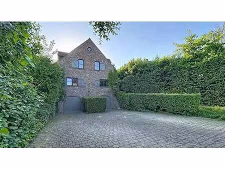 faubourg /villa 5 chambres + bureau + 3 garages+ 5 parkings
