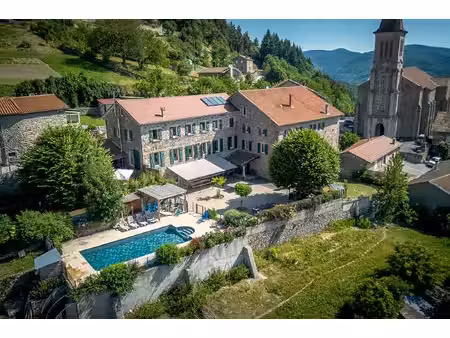 ensemble immobilier de caractère avec gîtes au coeur d'un village ardéchois