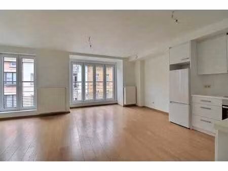 bel appartement rénové proche du parc josaphat