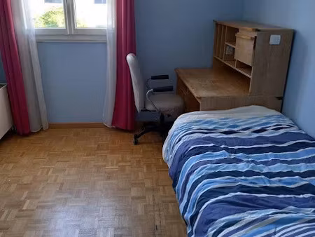 location meublée appartement 5 pièces 11 m² à montigny-le-bretonneux (78180)  470 €