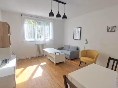 location meublée appartement 2 pièces 42 m² à nantes (44000)  782 €