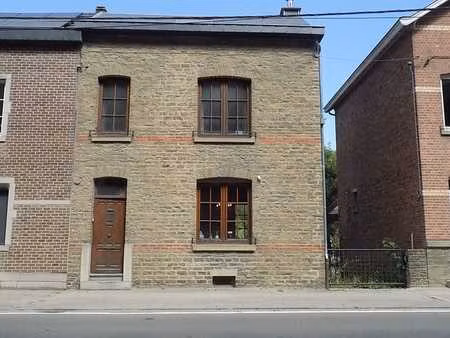 bonne maison unifamiliale en pierre du pays à rénover