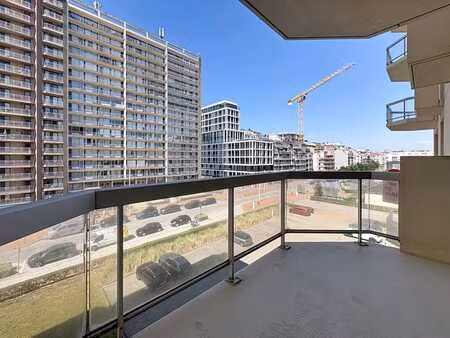 spacieux appartement d'une chambre avec coin couchage
