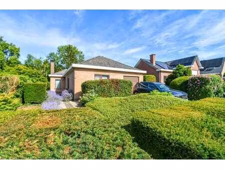 une maison de plain-pied avec un magnifique jardin au cœur d
