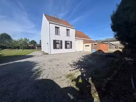 maison en retrait sur un grand terrain - emplacement idéal