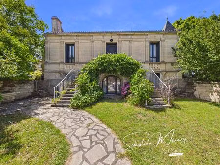 maison en pierre avec piscine et dépendances