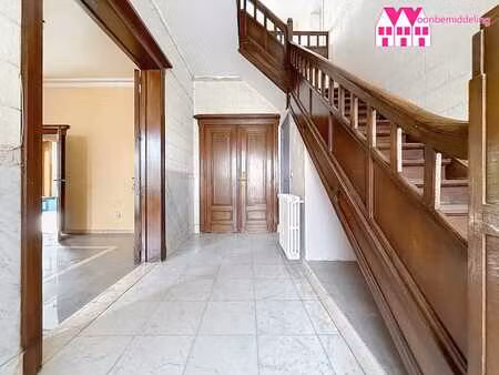 op te knappen herenhuis met 8 slaapkamers en praktijkruim...
