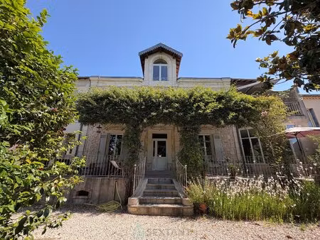 maison de charme au coeur d'un jardin arboré