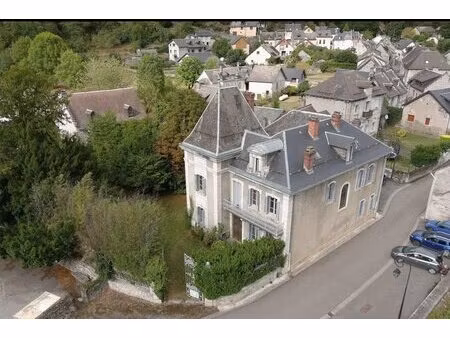 château du xvie siècle à saint-béat-lez  dans les pyrénées