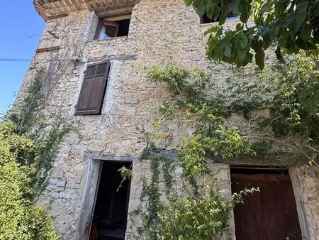 bastide en pierres  dépendances  terrain plat  vue