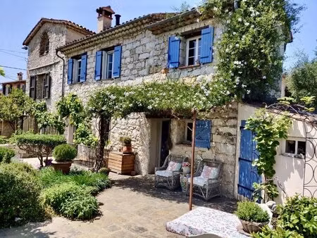 magnifique mas plein de charme à vendre à roquefort-les-pins / côte d'azur 